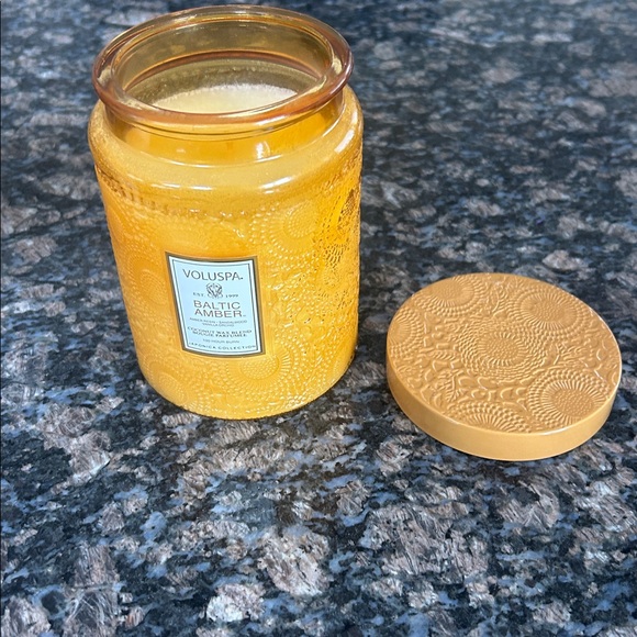 VOLUSPA BALTIC AMBER CANDLE NWT - Picture 2 of 5